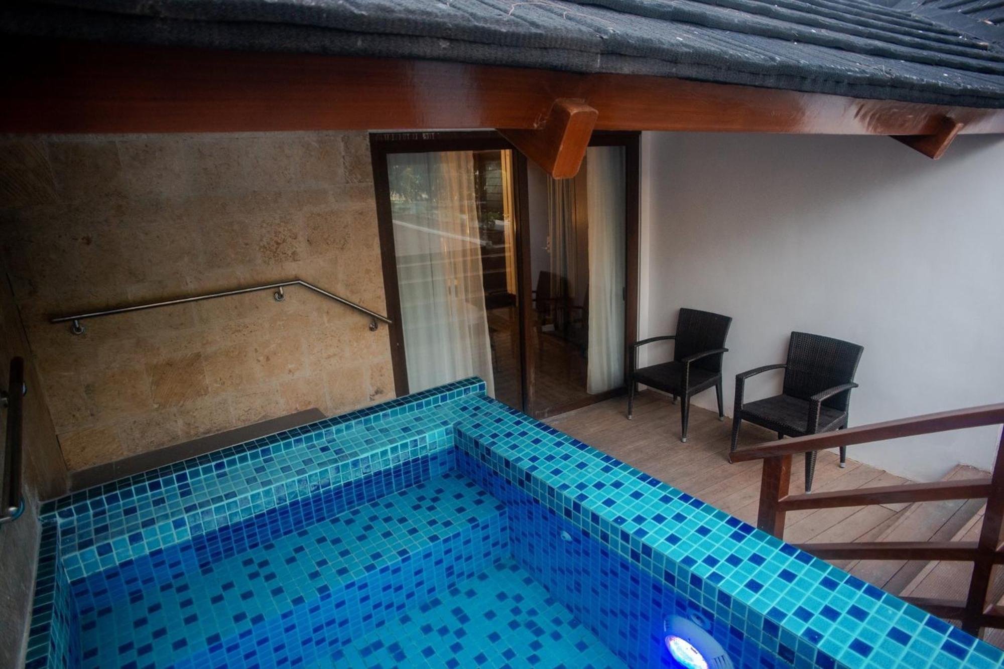 Mandarin White Boracay Resort 4*